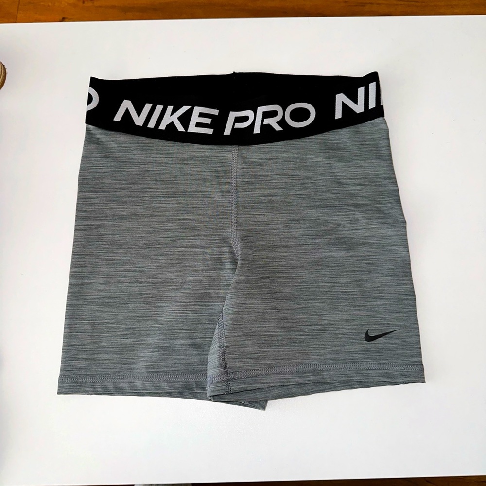 Nike Pro 5” Women’s Shorts / Spandex
